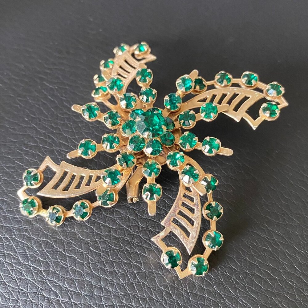 Vintage Emerald Green Rhinestone Pin Wheel Filigree Brooch